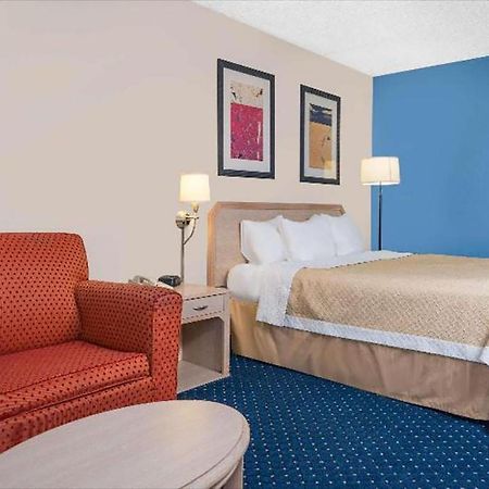 Norwood Inn & Suites Ла-Кросс Екстер'єр фото