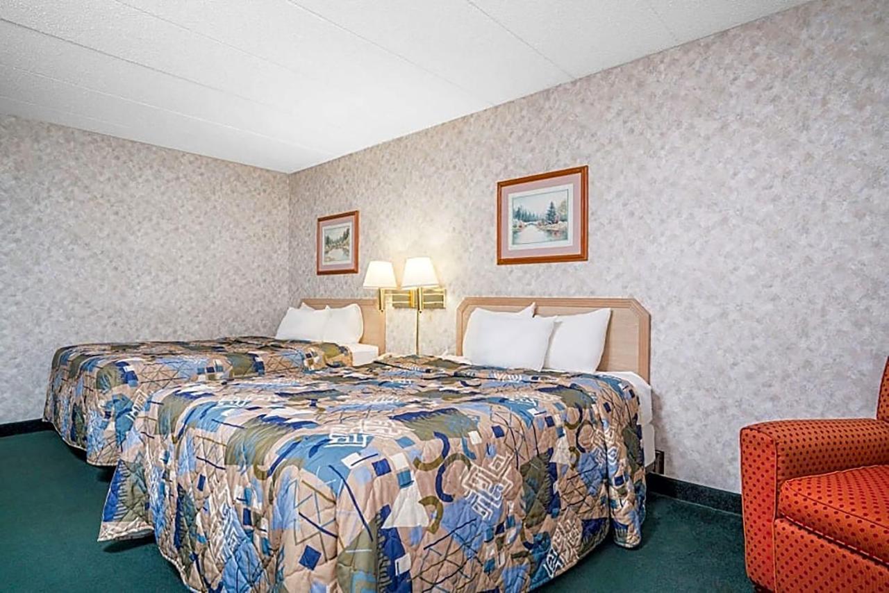 Norwood Inn & Suites Ла-Кросс Екстер'єр фото